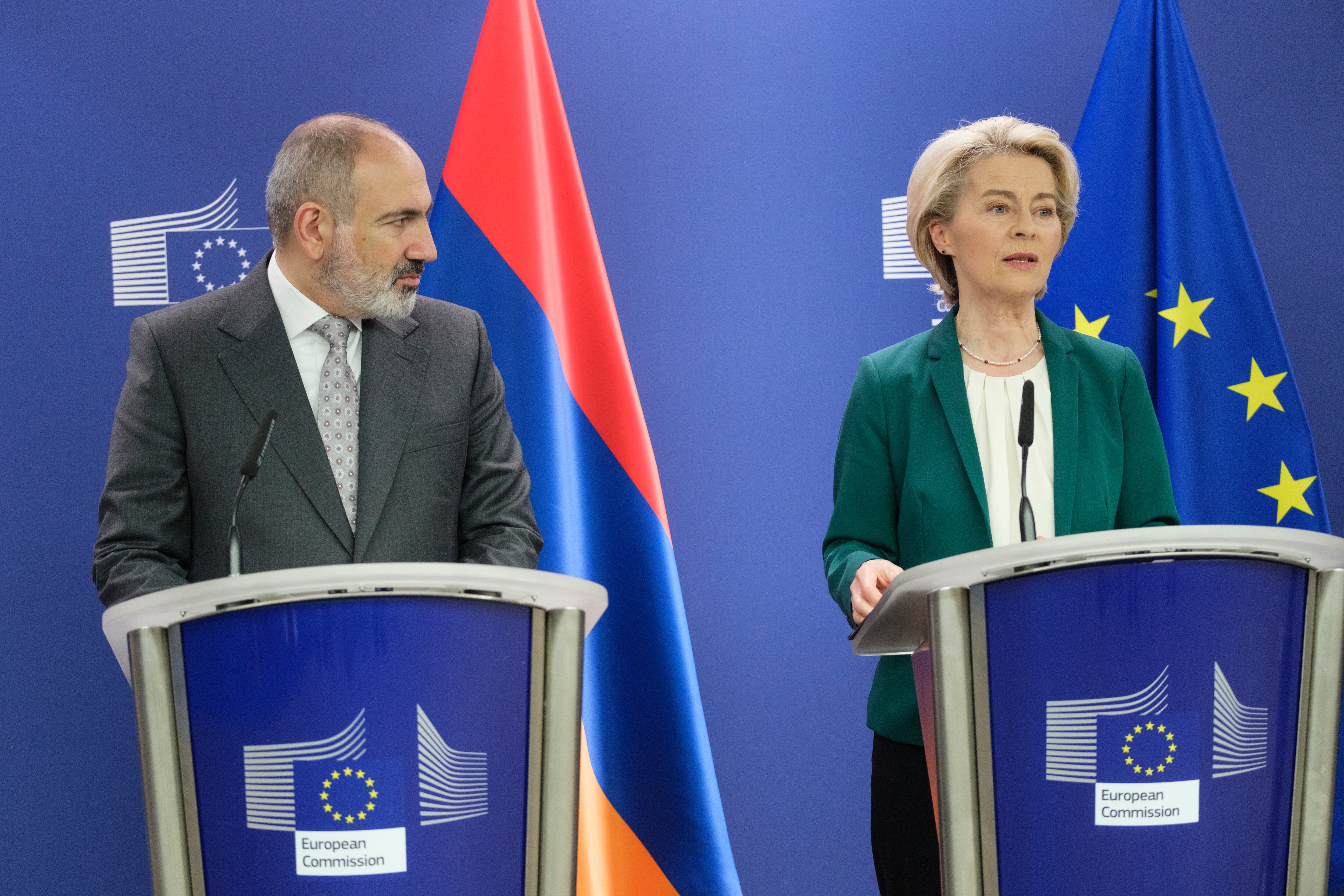 El primer ministro de Armenia, Nikol Pashinián, junto a la presidenta de la Comisión Europea, Ursula von der Leyen, en una visita a Bruselas que realizó el pasado año