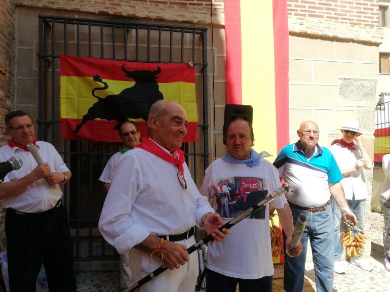 El periodista y crítico taurino, Manuel Illana, con el bastón de apoderado de honor entregado por la Asociación Cultural Plaza Mayor. 
