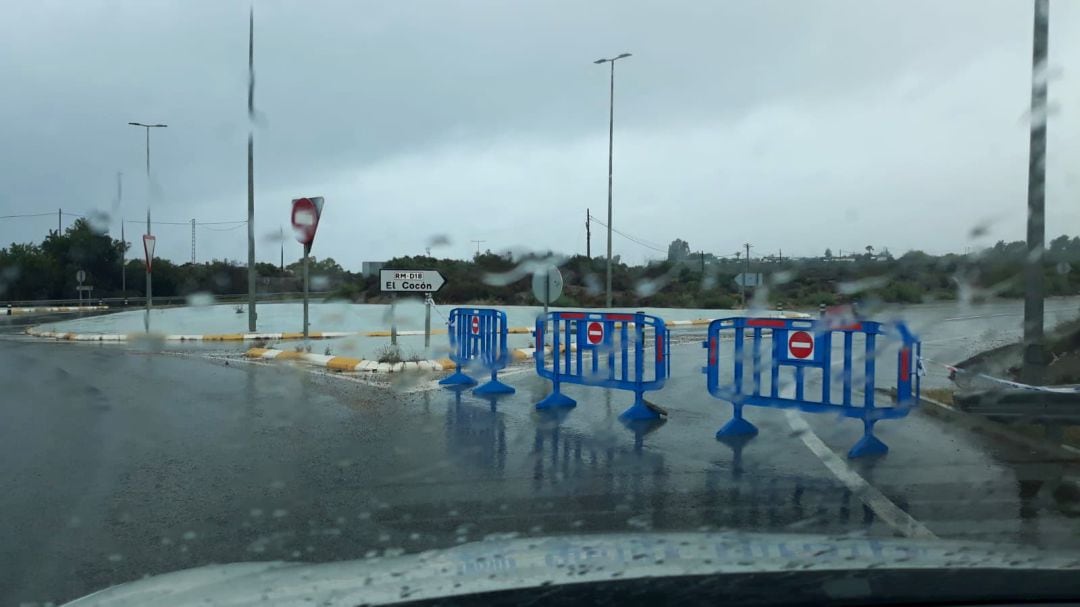 Cortada al tráfico por agua y arrastres la carretera de El Cocón (RM-D18), en el municipio de Águilas