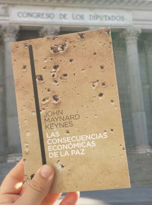 El libro que Garzón ha regalado a Rajoy.