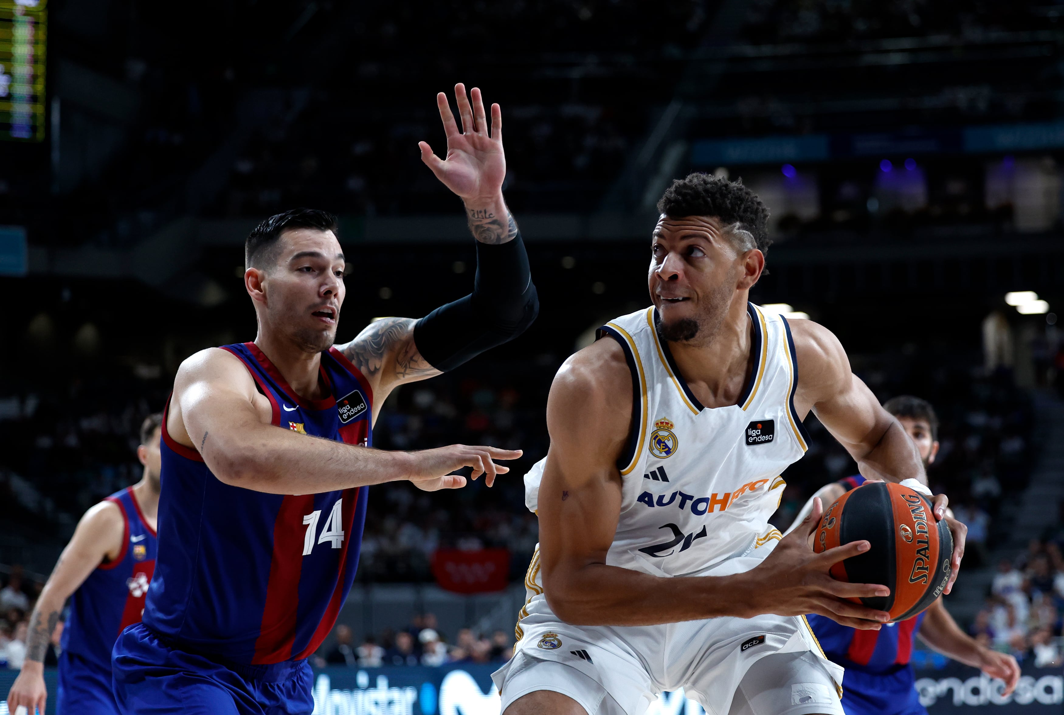 Tavares y Willy Hernangómez durante un 'Clásico'