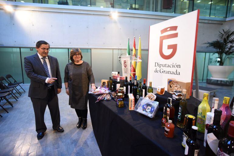 Presentación de la campaña por el presidente de la Diputación de Granada; José Entena, y la diputada de Desarrollo, Ana Muñoz