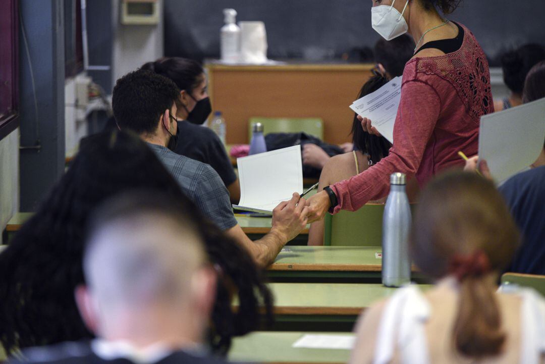 Varios estudiantes realizando la prueba de acceso a la universidad en una aula valenciana. 