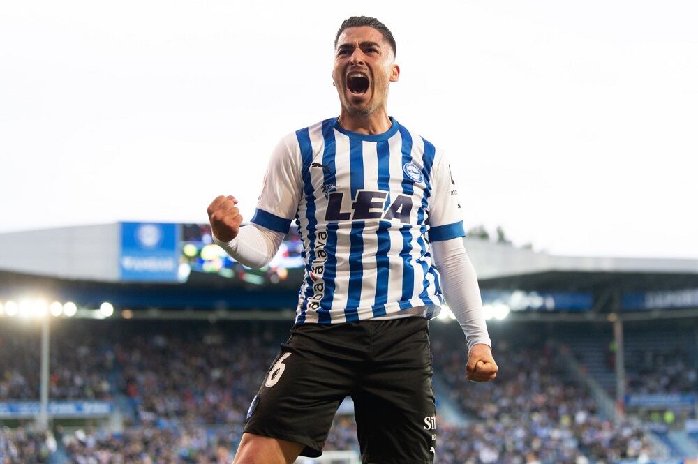 Toni Moya celebra un gol con el Deportivo Alavés