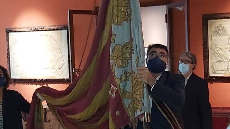 Narciso Estellés, portador de la Senyera