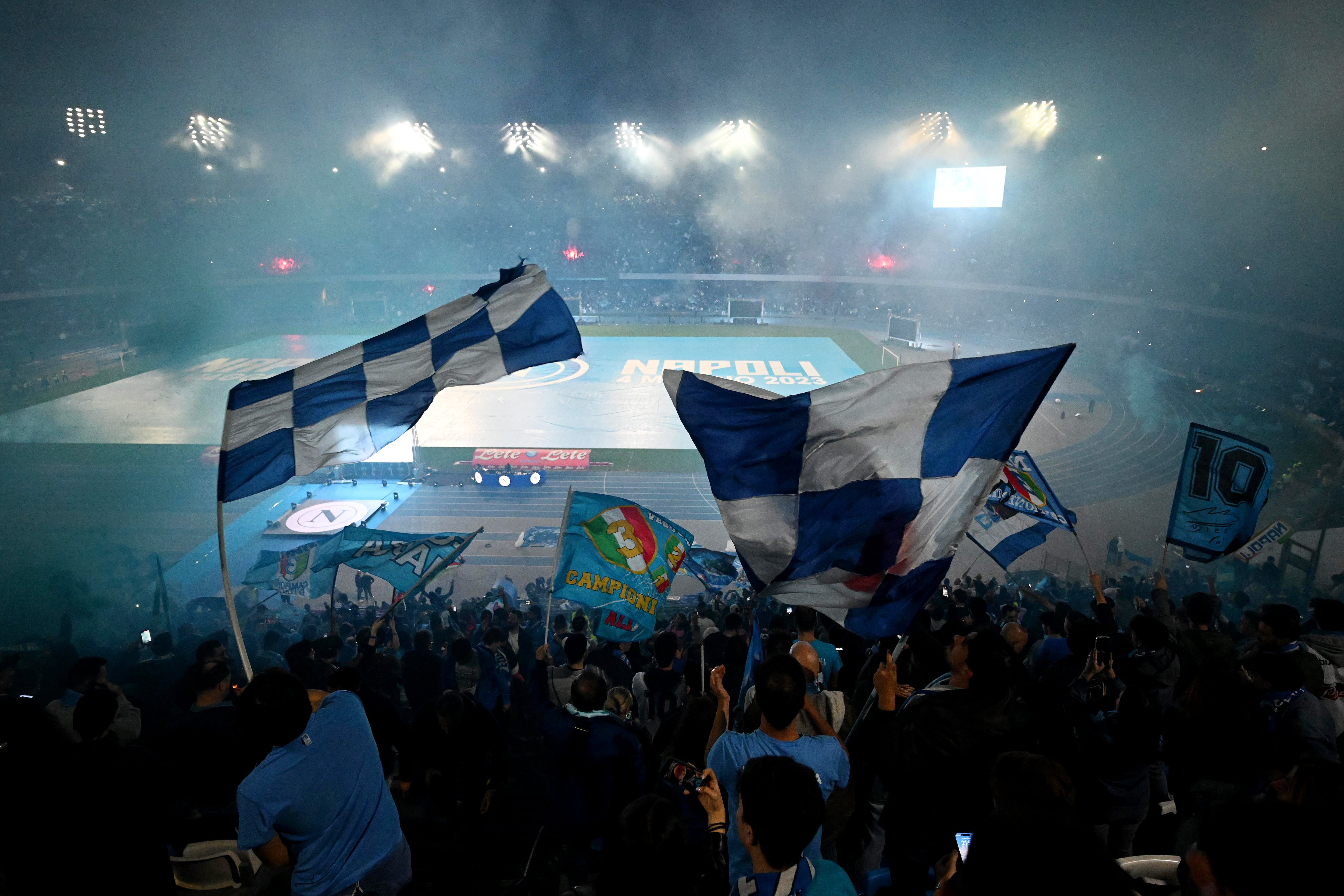 La afición del Napoli celebra en el estadio Diego Armando Maradona el título de la Serie A