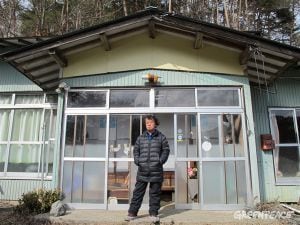 Anzai, un vecino del pueblo de Iitate, junto a su casa, que tuvo que abandonar después del accidente