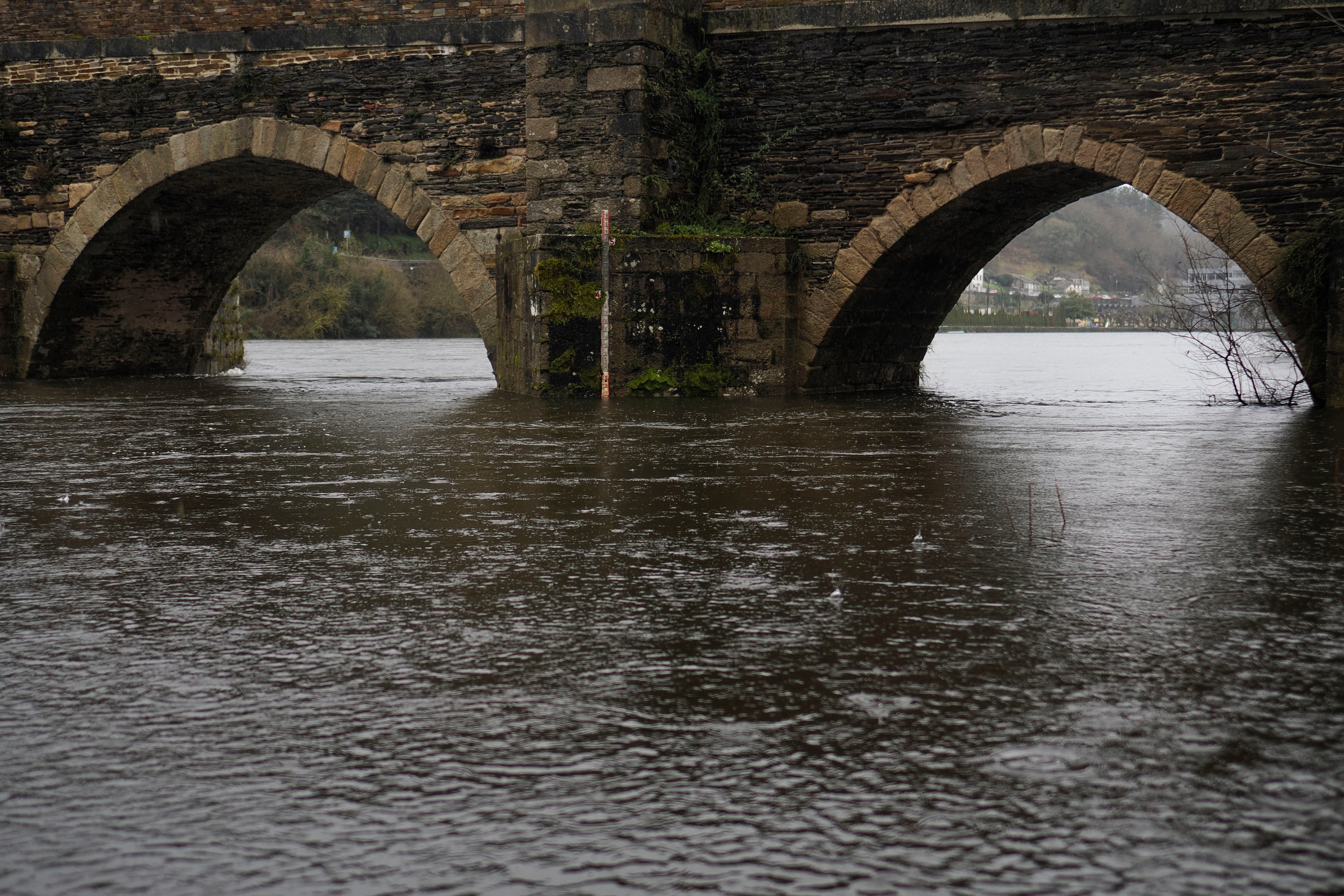 Caudal del río Miño junto al Puente Romano de Lugo.