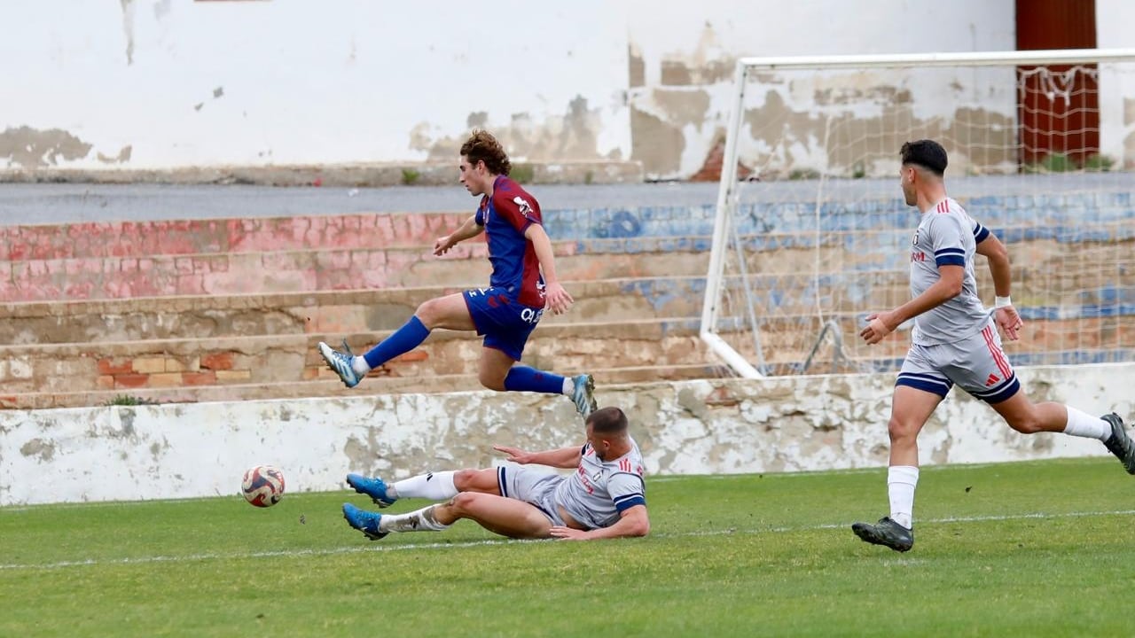 El Eldense B cedió un empate ante el líder Benidorm