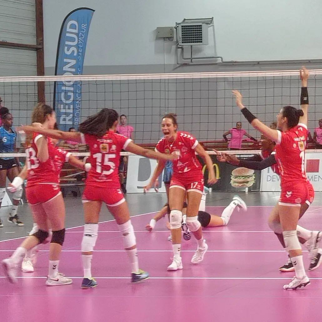 Les jugadores menorquinistes celebren un punt davant del Sète.