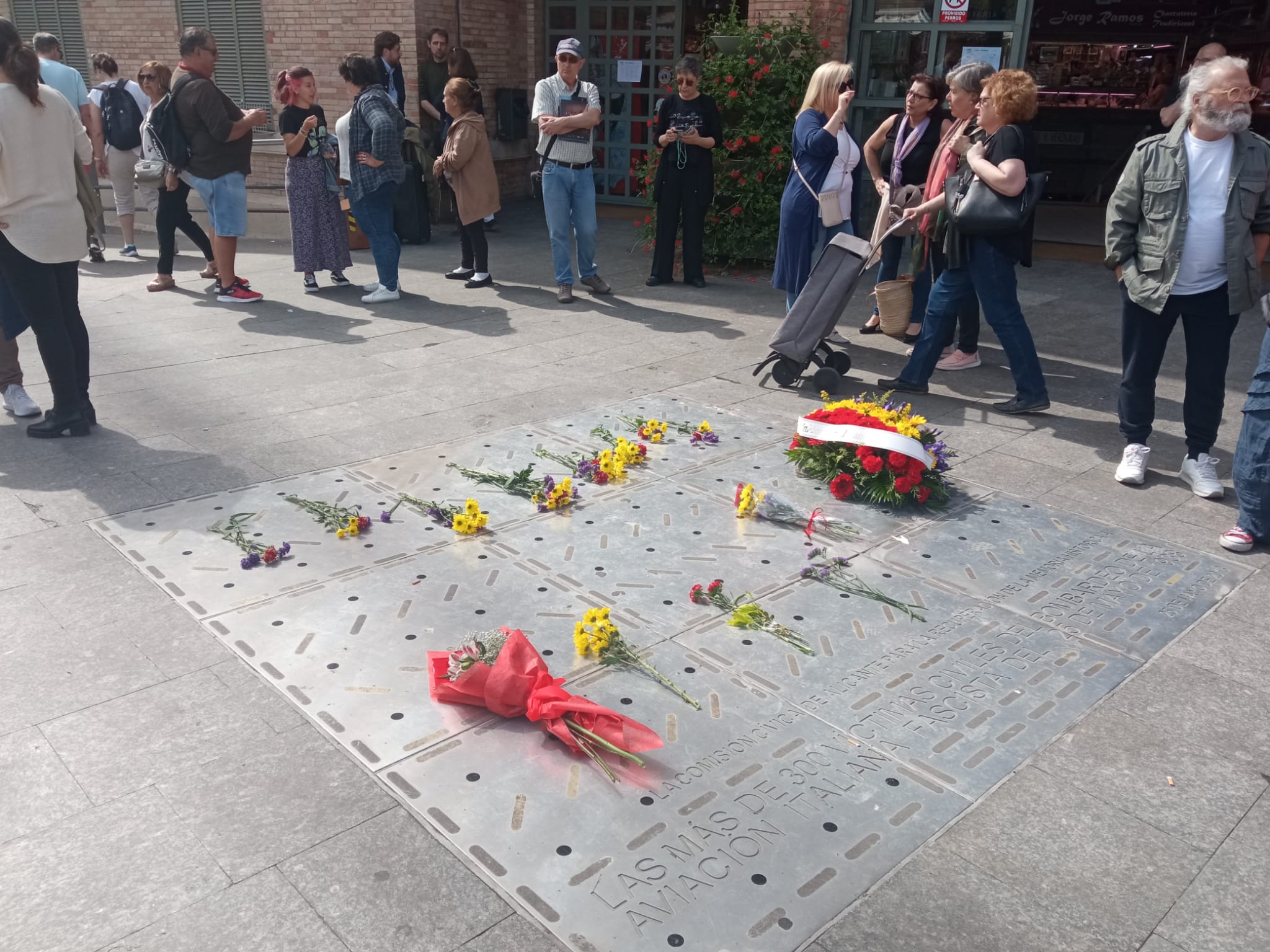 Memorial de homenaje a las víctimas del bombardeo del Mercado Central de Alicante. Imagen de archivo