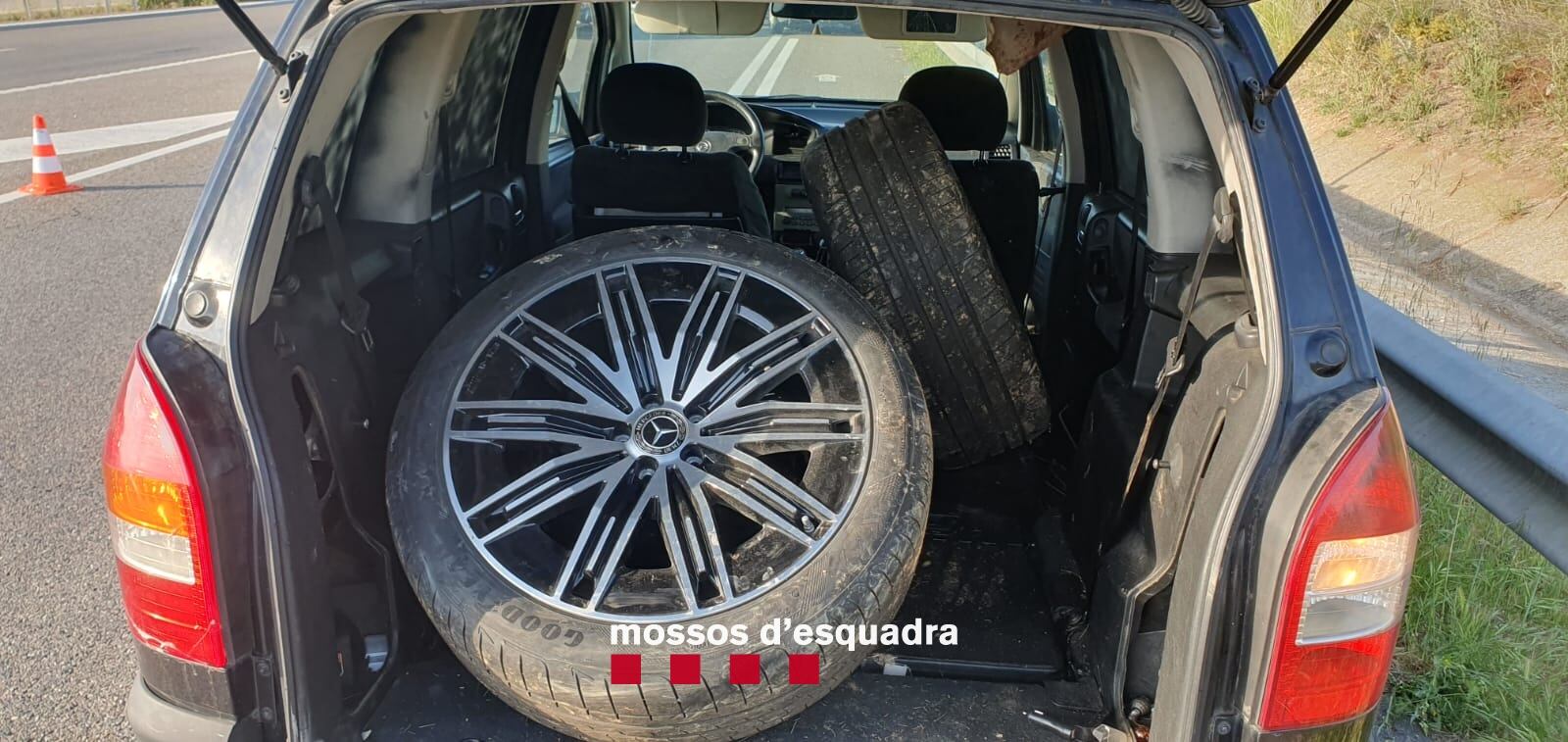Robaven rodes i llantes de vehicles de gamma alta. Foto: Mossos d'Esquadra.