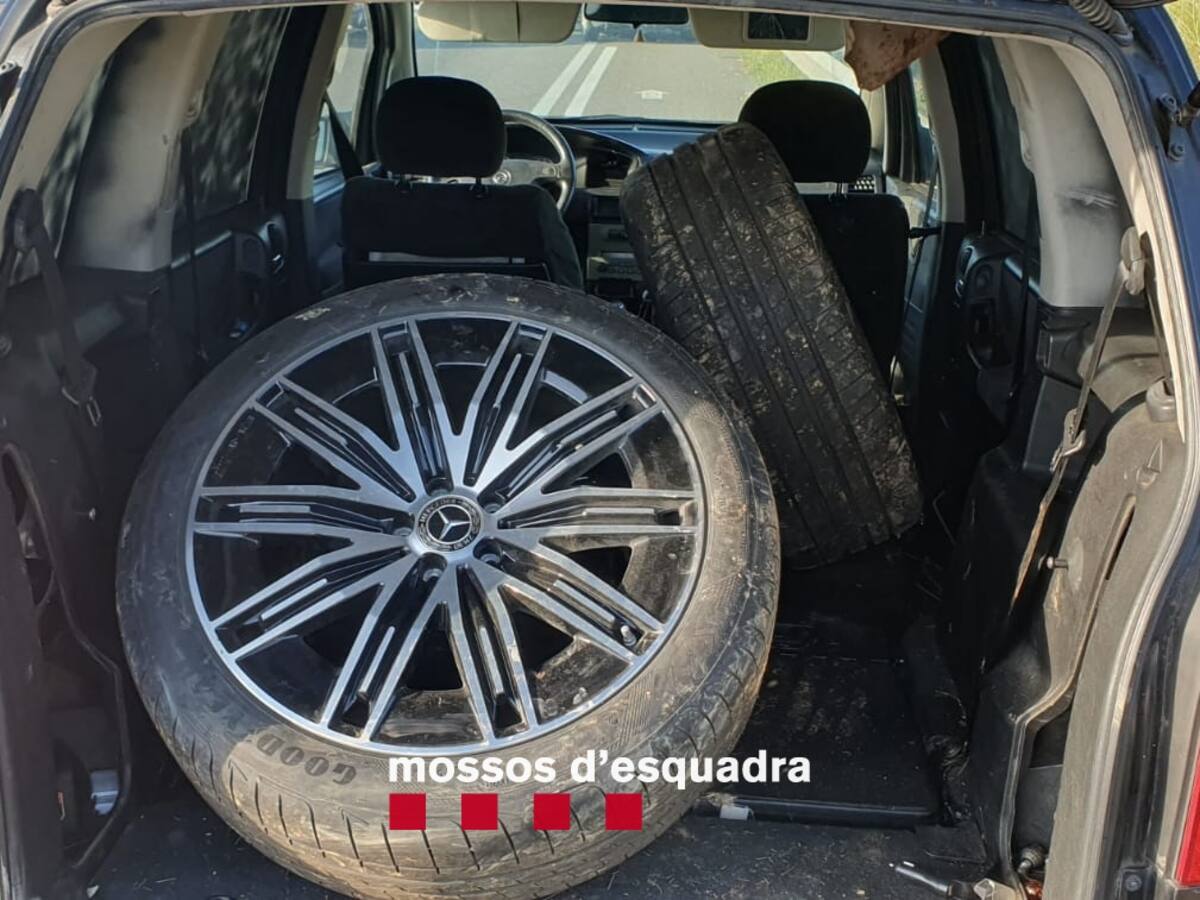 Dos detinguts per robar rodes i llantes de vehicles de gamma alta en un concessionari de Lleida