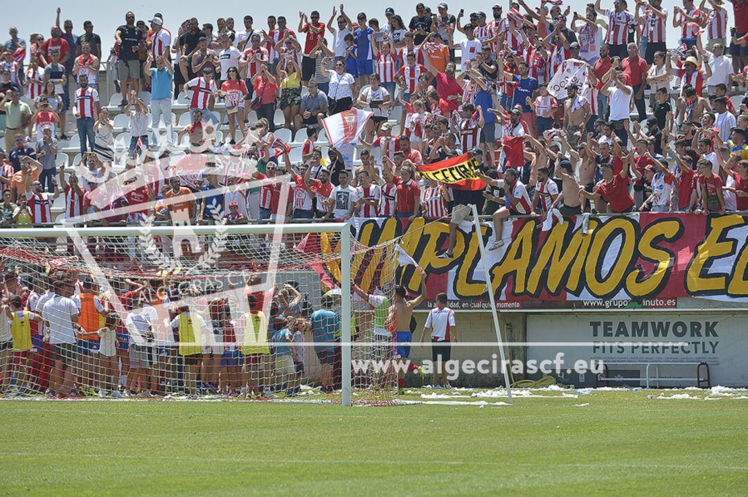 La plantilla festeja con la afición.