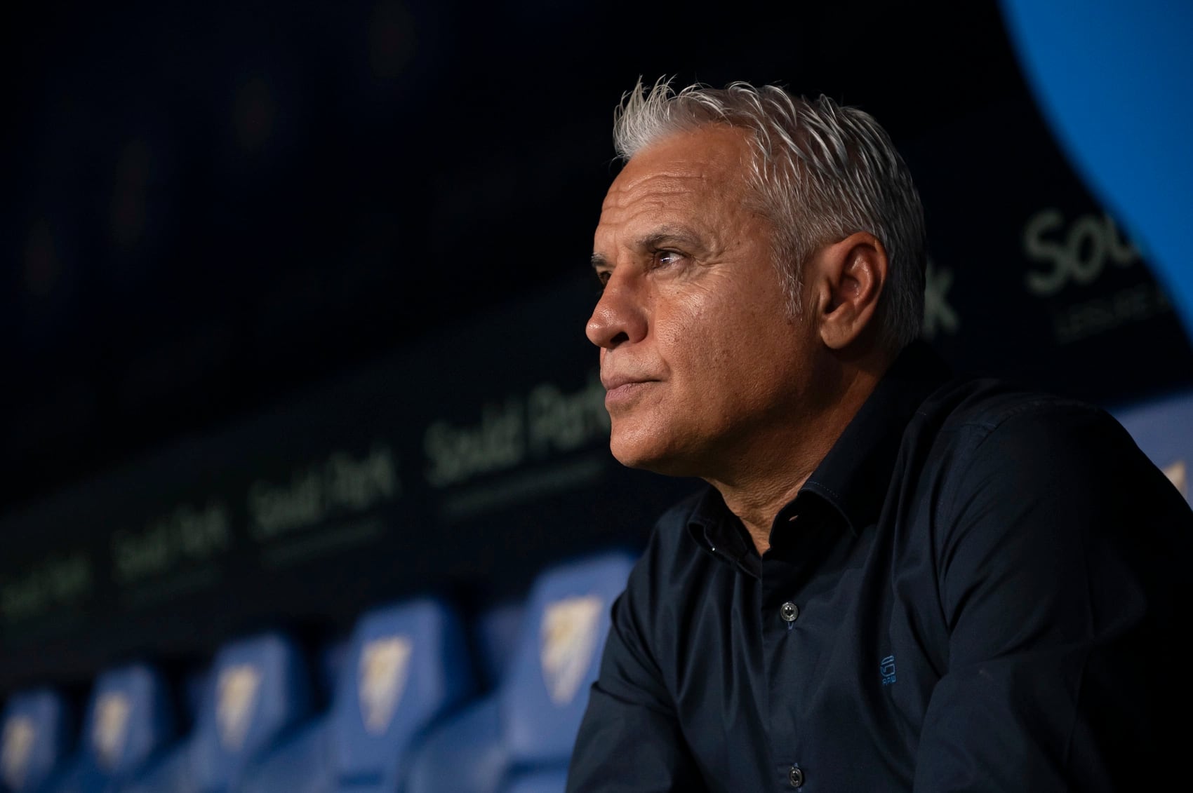 El técnico Sergio Pellicer, en el banquillo del estadio de La Rosaleda, que ya no ocupará, tras su destitución