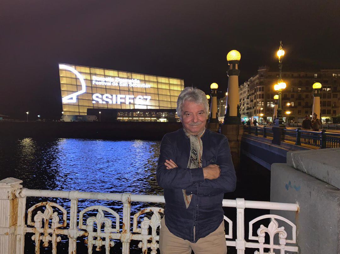 Emiliano Allende posa con el Auditorio Kursaal al fondo