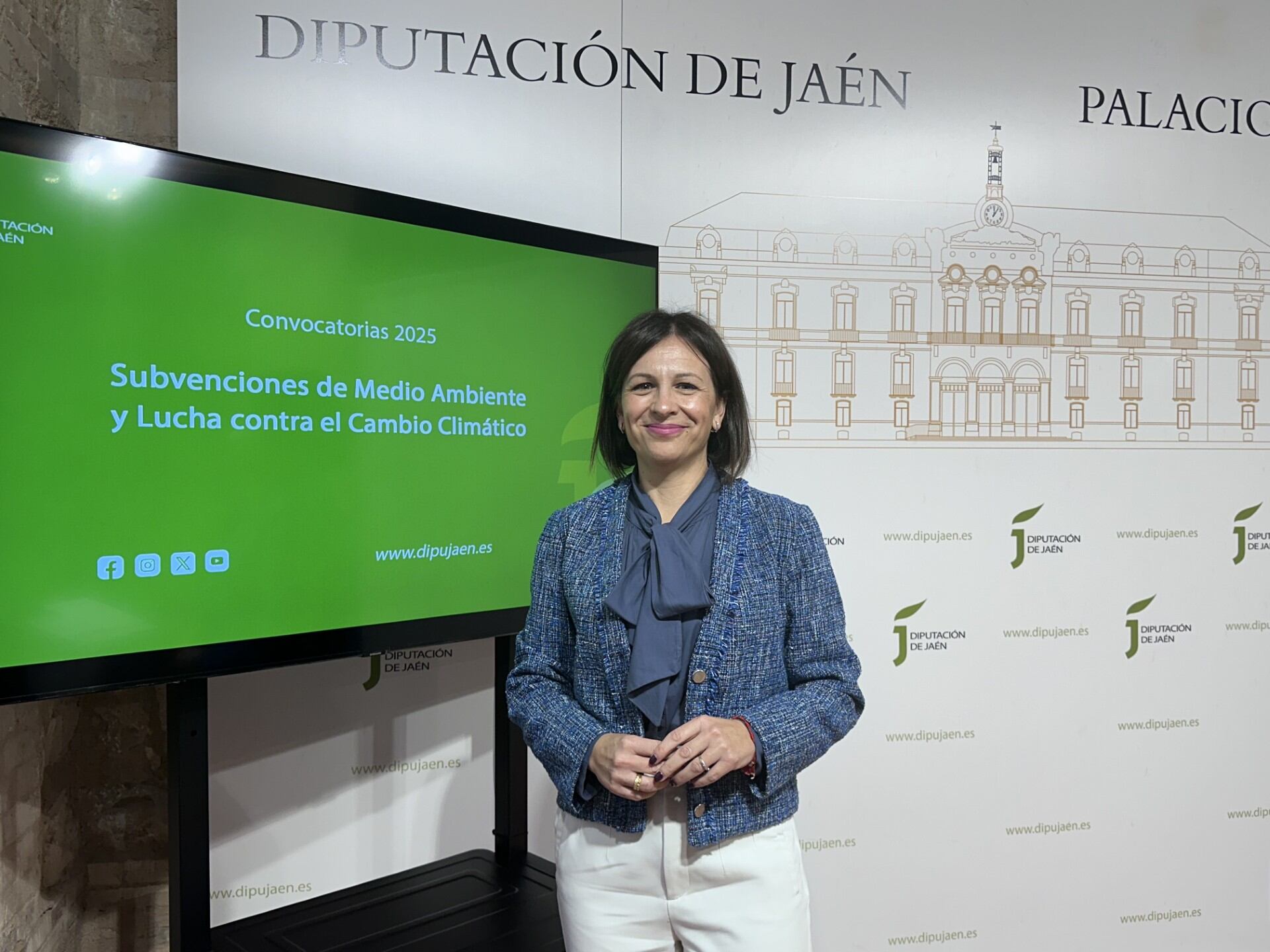 La diputada de Medio Ambiente y Lucha contra el Cambio Climático, Isabel Uceda, informa sobre las distintas convocatorias de subvenciones de esta área de la Administración provincial para 2025, que están dirigidas a ayuntamientos, asociaciones y empresas, así como a agricultores y ganaderos.