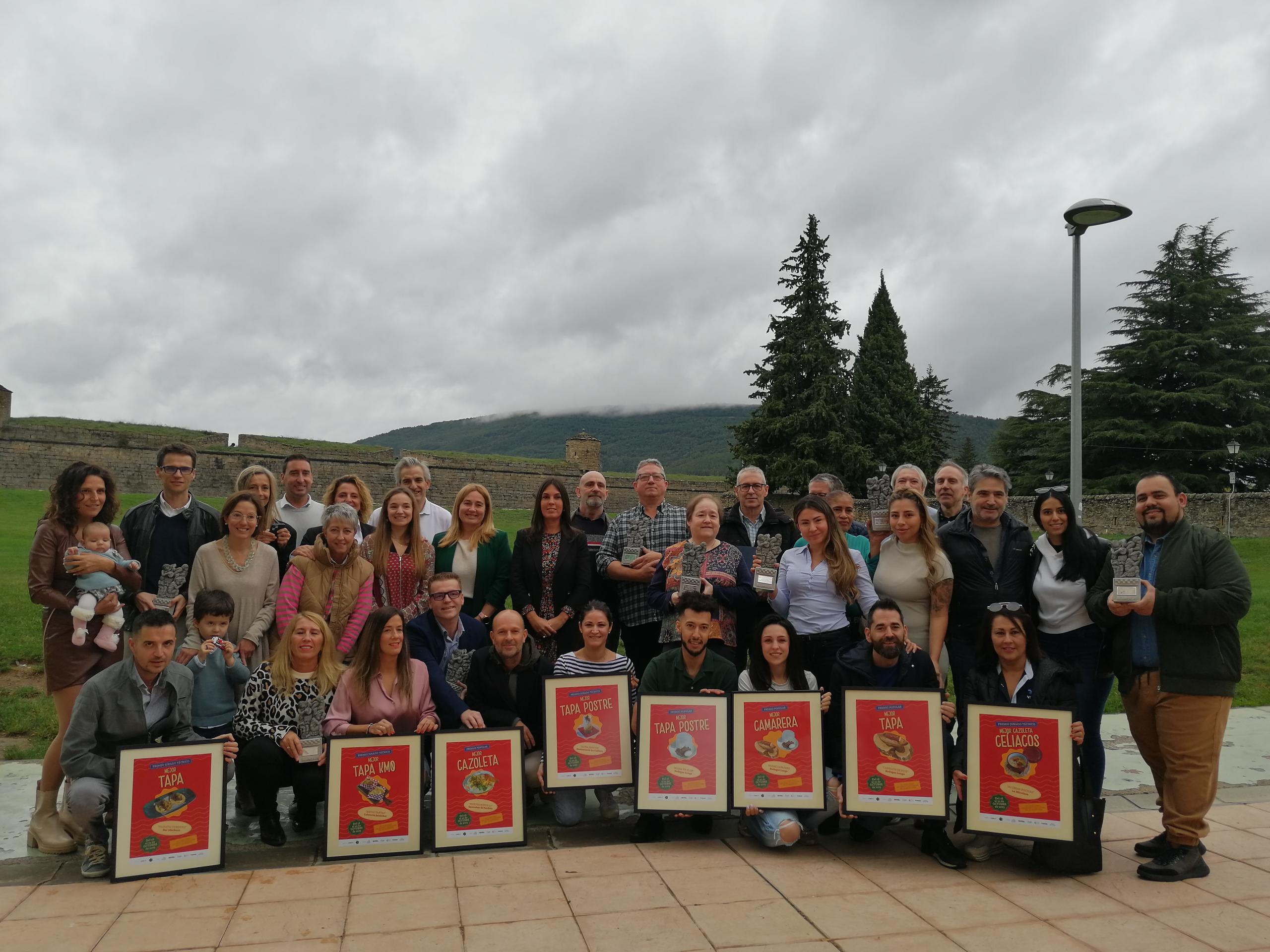Foto de familia de los premiados en el XVII Concurso de Tapas y Cazoletas de la Cazoletas de la Jacetania