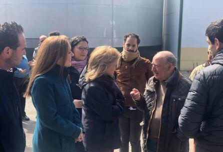 Maria Luisa del Moral conoce la cooperativa Aceites Cazorla. En la foto charla con el presidente Ricardo Mendieta