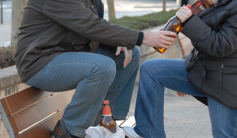 Persones bevent cervesa a la via pública. 