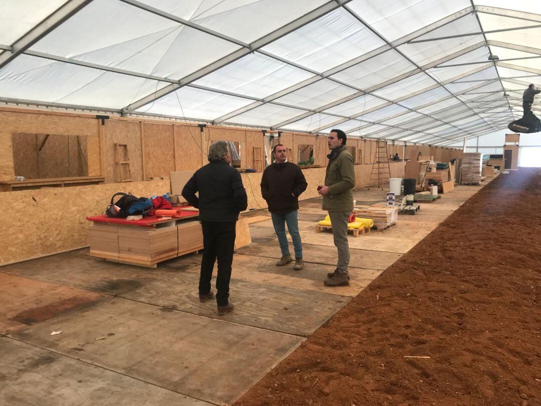 El alcalde de Nava del Rey, Guzmán Gómez, supervisa el montaje de la carpa