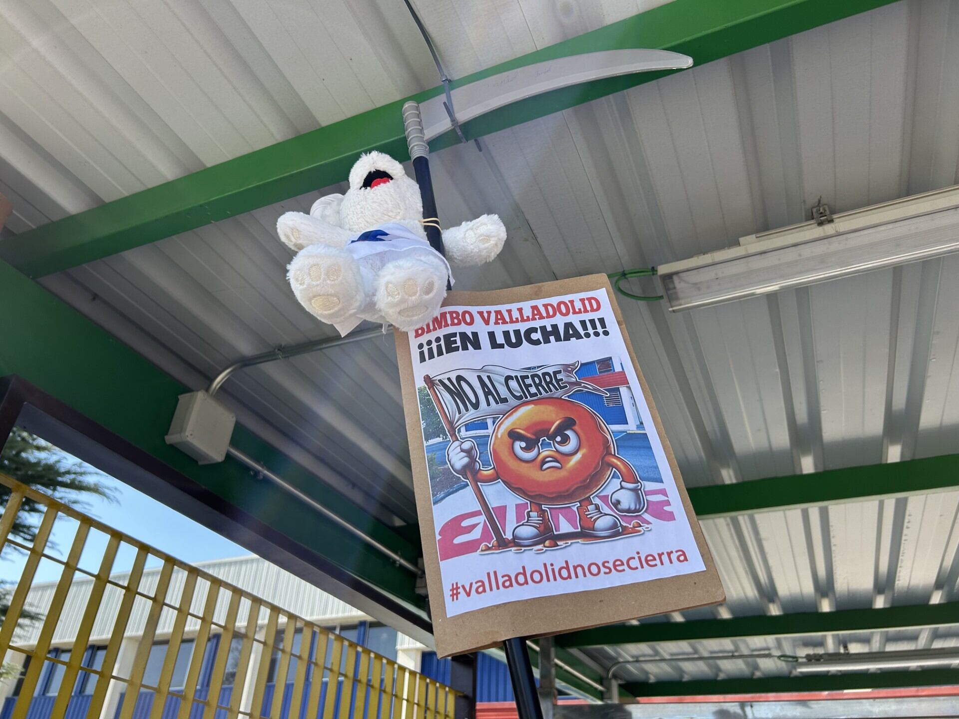 Concentración de los trabajadores de Bimbo a las puertas de la fábrica de Valladolid | Cadena SER