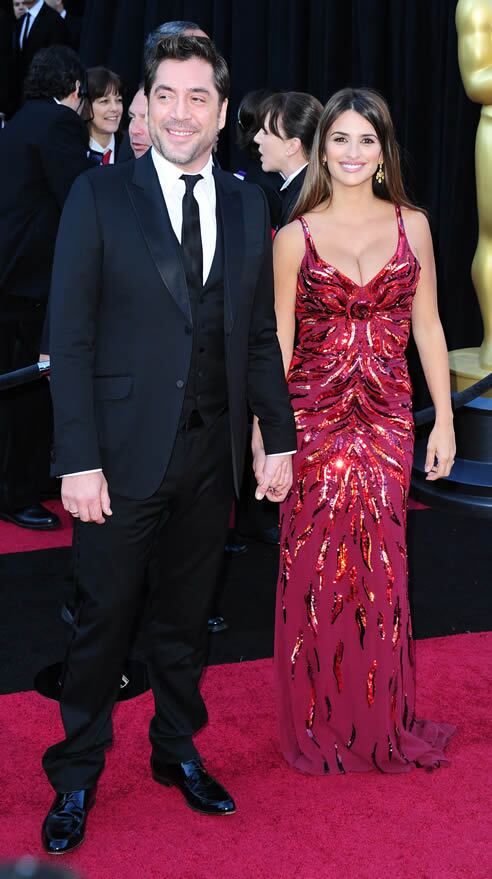 Javier Bardem y Penélope Cruz, ambos radiantes por su reciente paternidad. Ella, de L´wren Scott y él, de Gucci.