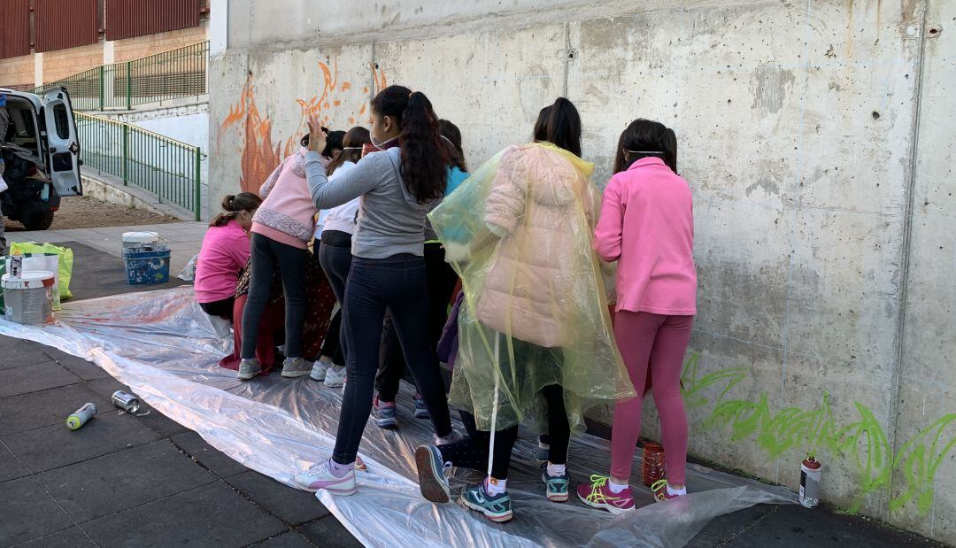 Alumnos de Santa Ana comienzan a pintar el mural