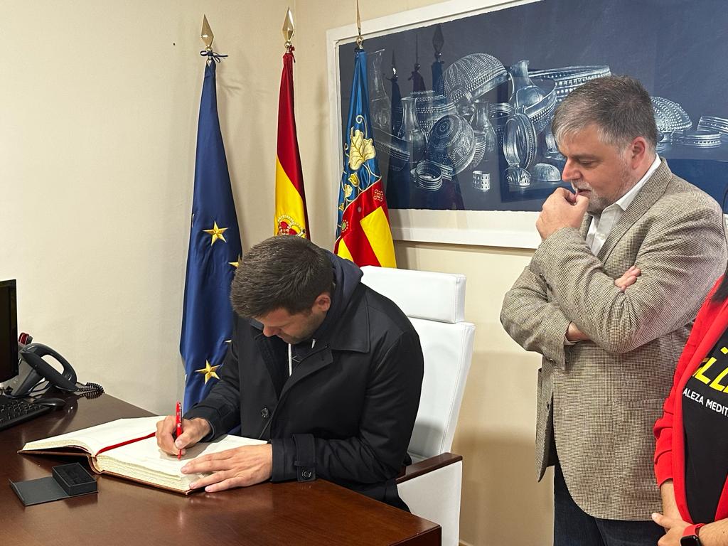 Felipe firma en el libro del Ayuntamiento