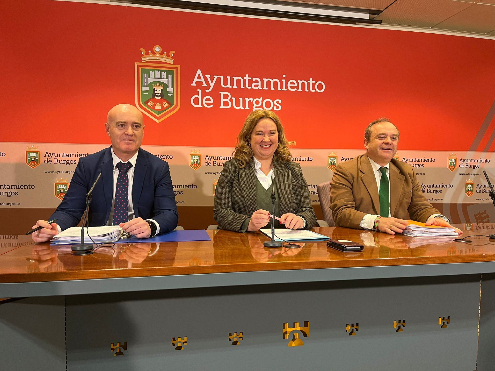 La alcaldesa de Burgos, Cristina Ayala, flanqueada por el concejal de Hacienda, Ángel Manzanedo (izda) y el socio de Vox, Fernando Martínez-Acitores han presentado el presupuesto 2024