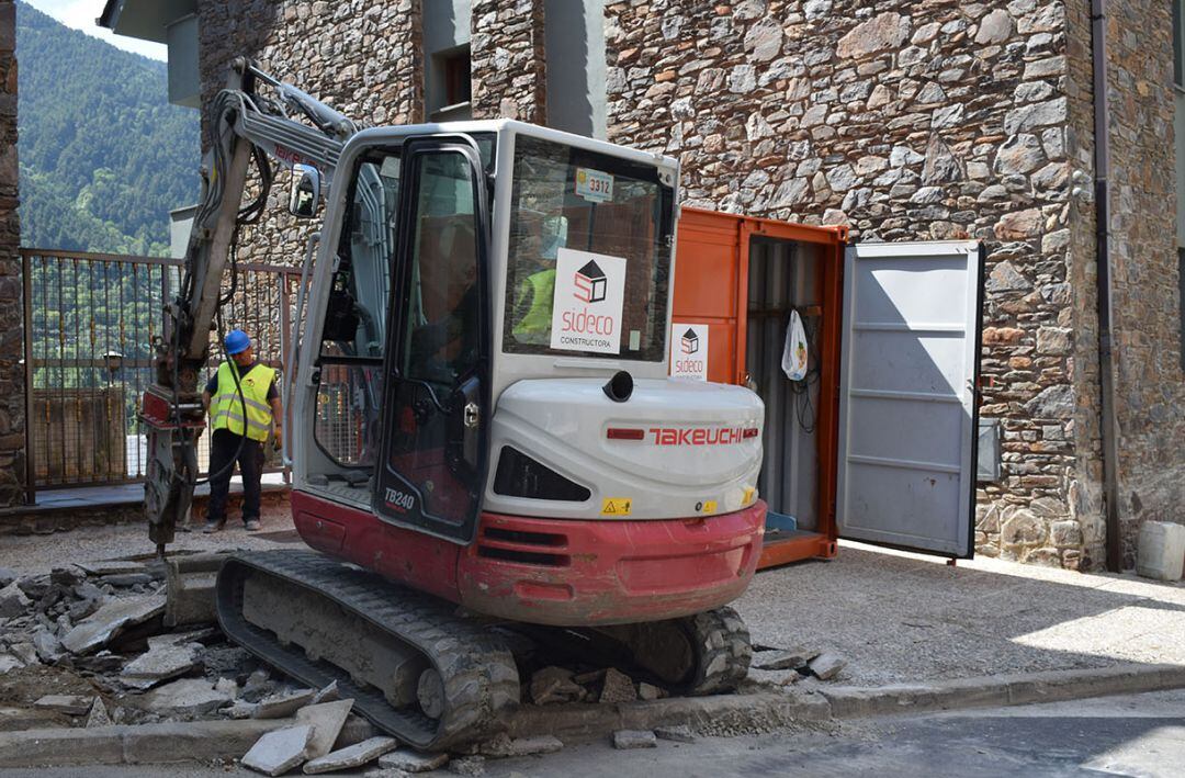 Els treballs per remodelar les voravies del carrer Pedral a Encamp.