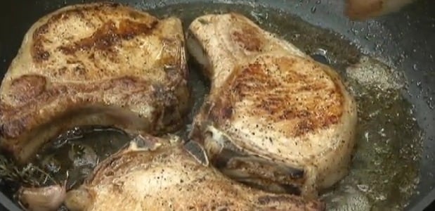 Chuleta de cerdo con salsa de queso