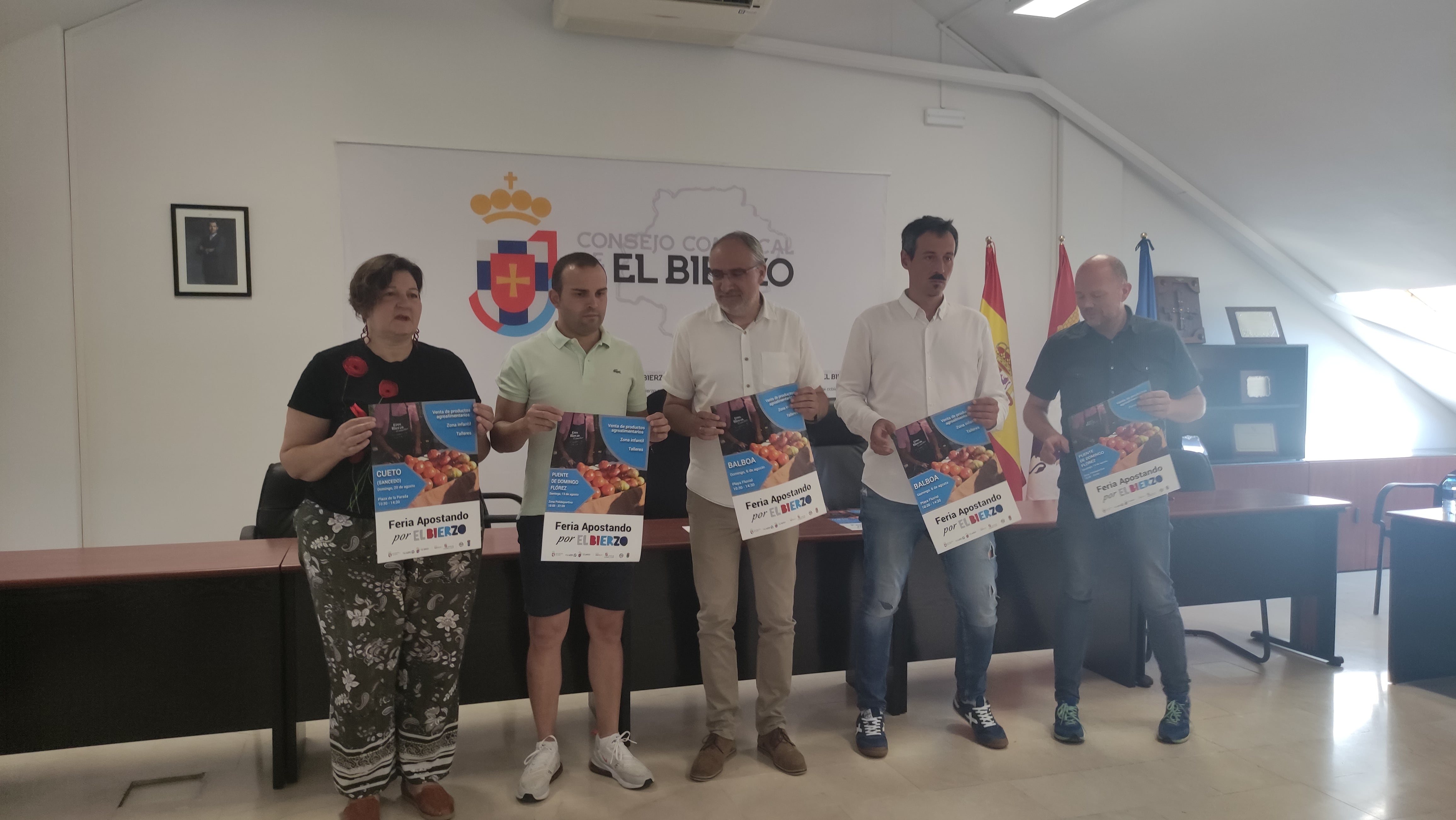 El presidente del Consejo, Olegario Ramón ( en el centro) junto a los representantes de los Ayuntamientos de Sancedo, Puente y Balboa y el portavoz de Alimentos de Calidad del Bierzo (de izq. a dcha)