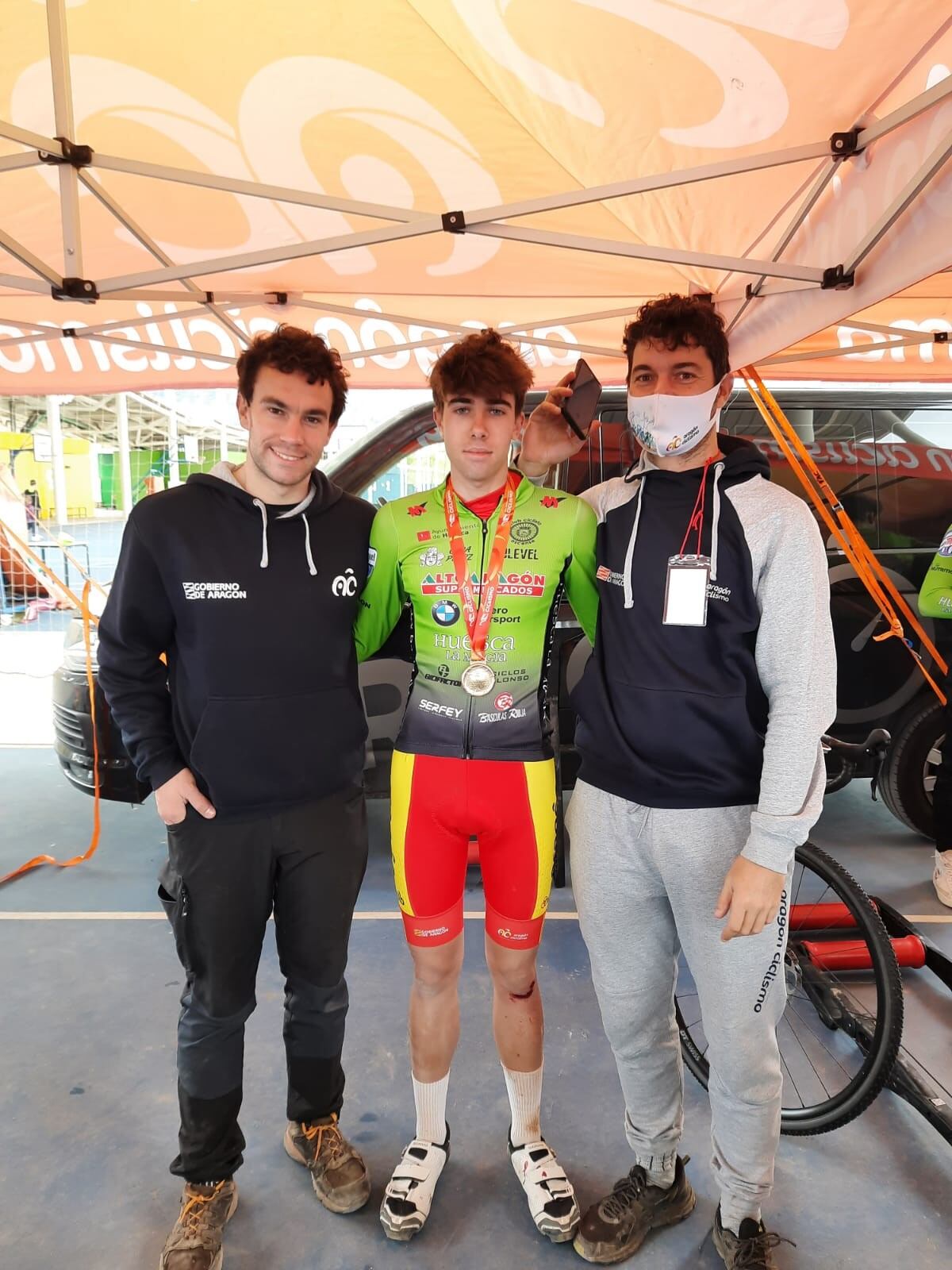 Montón (mecánico)  y Bergua (seleccionador aragonés de ciclocrós) junto Zaera tras su victoria en el Campeonato de España.