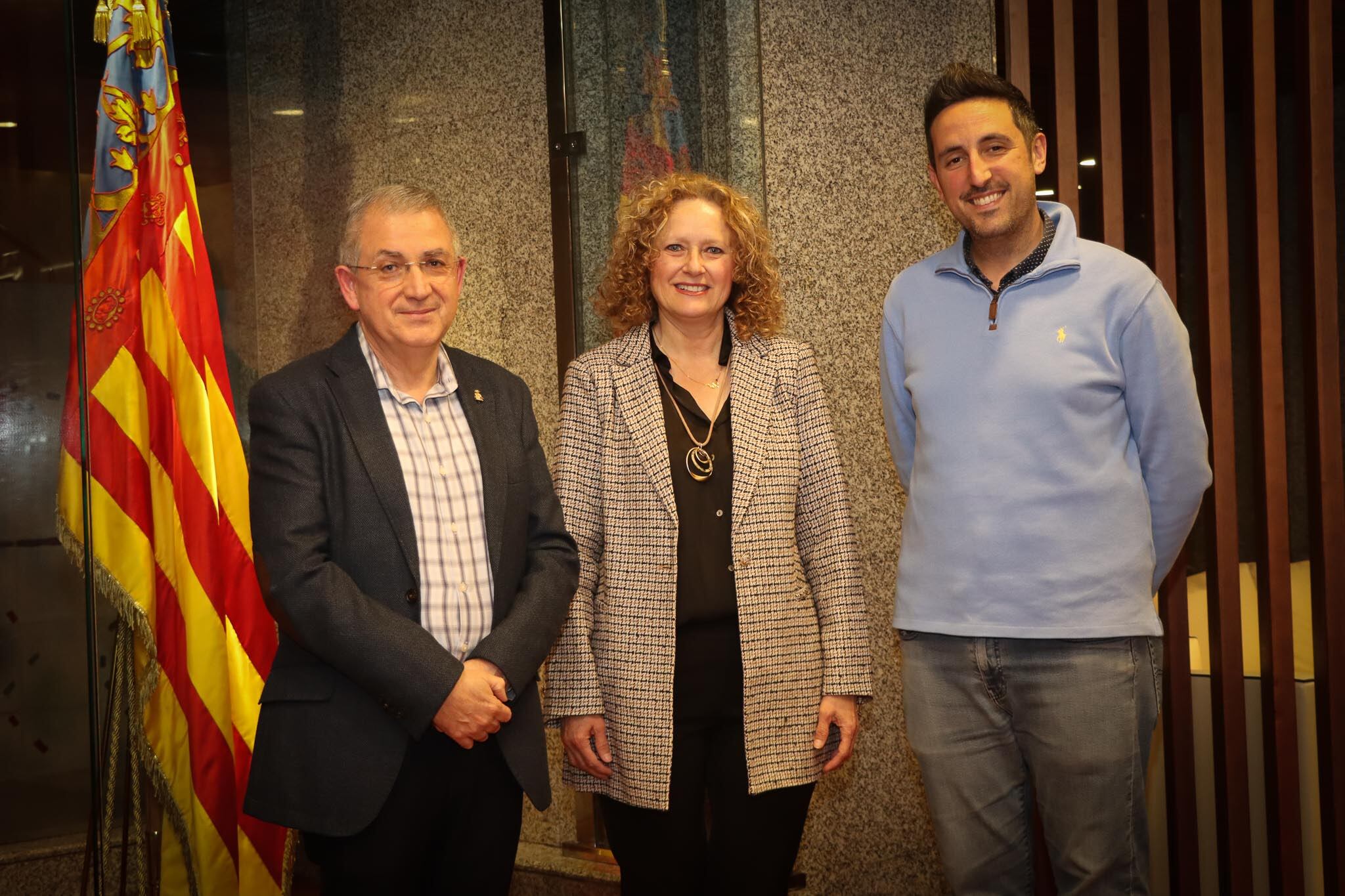 El President de Lletres Falleres junt a l&#039;alcaldessa de Torrent i el regidor de Festes