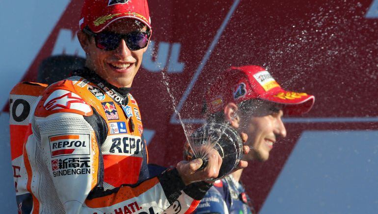 Marc Márquez, junto a Jorge Lorenzo en el podio de Valencia.