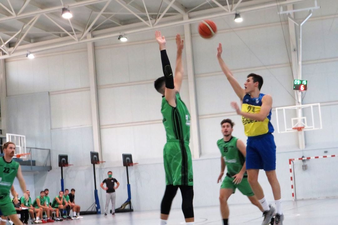 Lanzamiento a canasta de un jugador dianense.