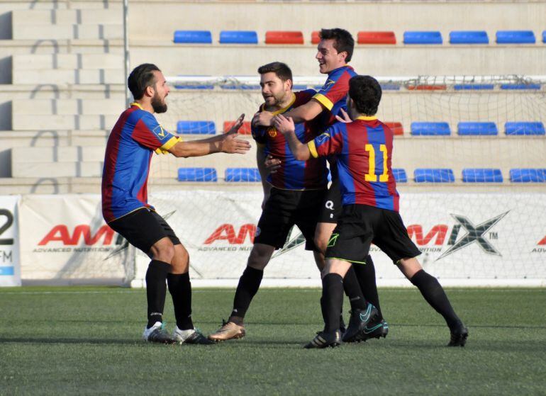 Dani Sevilla celebra uno de sus dos goles