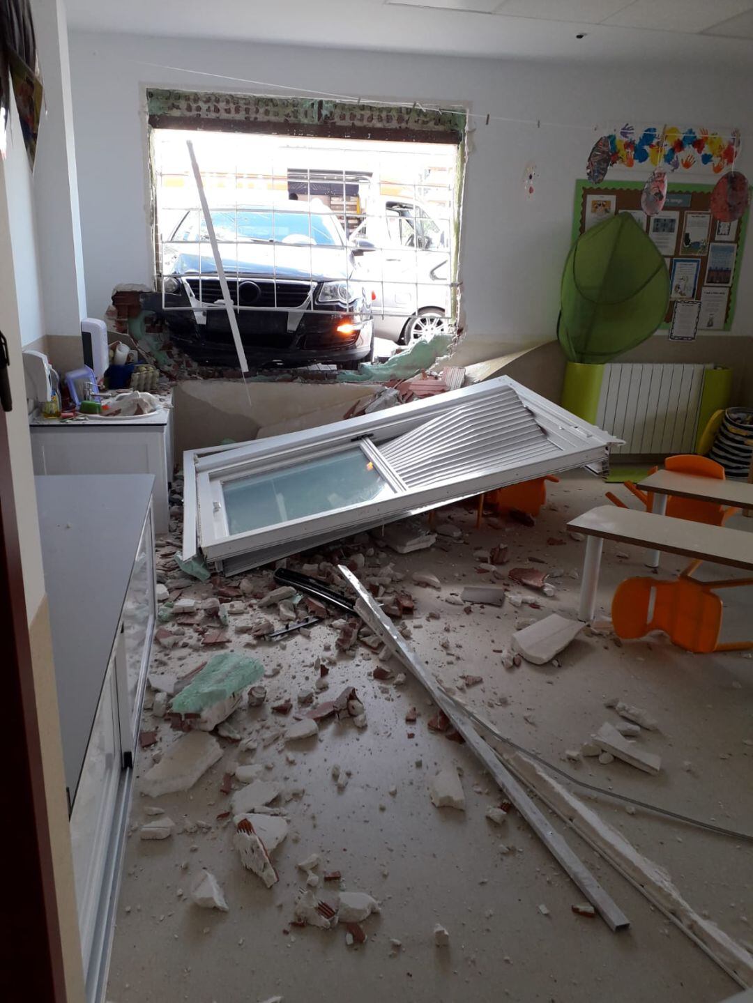 Coche empotrado en el aula de infantil