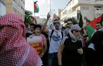 Los árabes israelíes participan en una protesta en la norteña ciudad de Nazaret, en contra de la ofensiva israelí en la Franja de Gaza