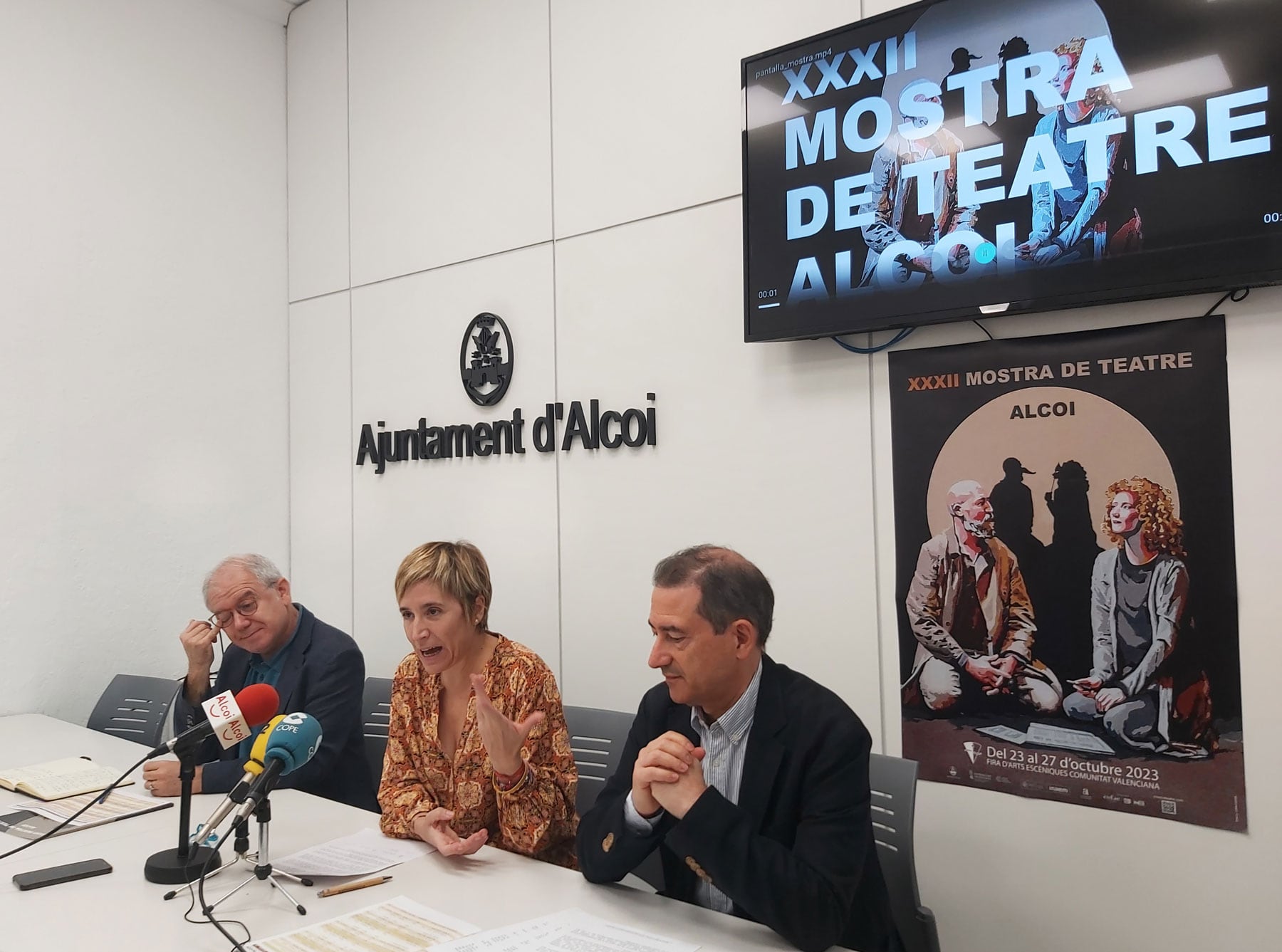 Abel Guarinos, director de l'Institut Valencià de Cultura; Elisa Guillem, edil de Cultura, y Miquel Santamaría, director de la Mostra de Teatre en la presentación de la XXXII Mostra de Teatre d'Alcoi.