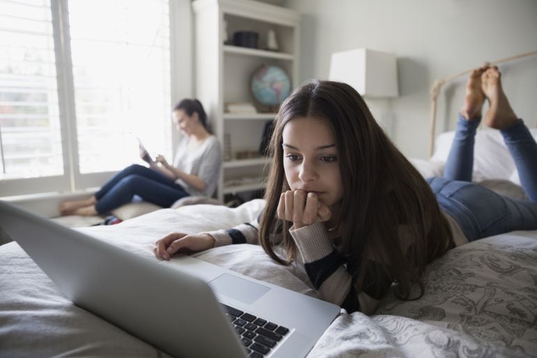 Una adolescente navega por Internet.