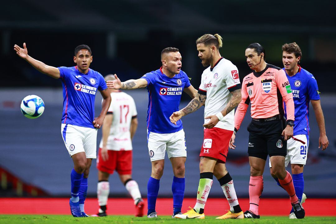 Los jugadores de Cruz Azul protestan ante el fallo garrafal de Óscar Macías