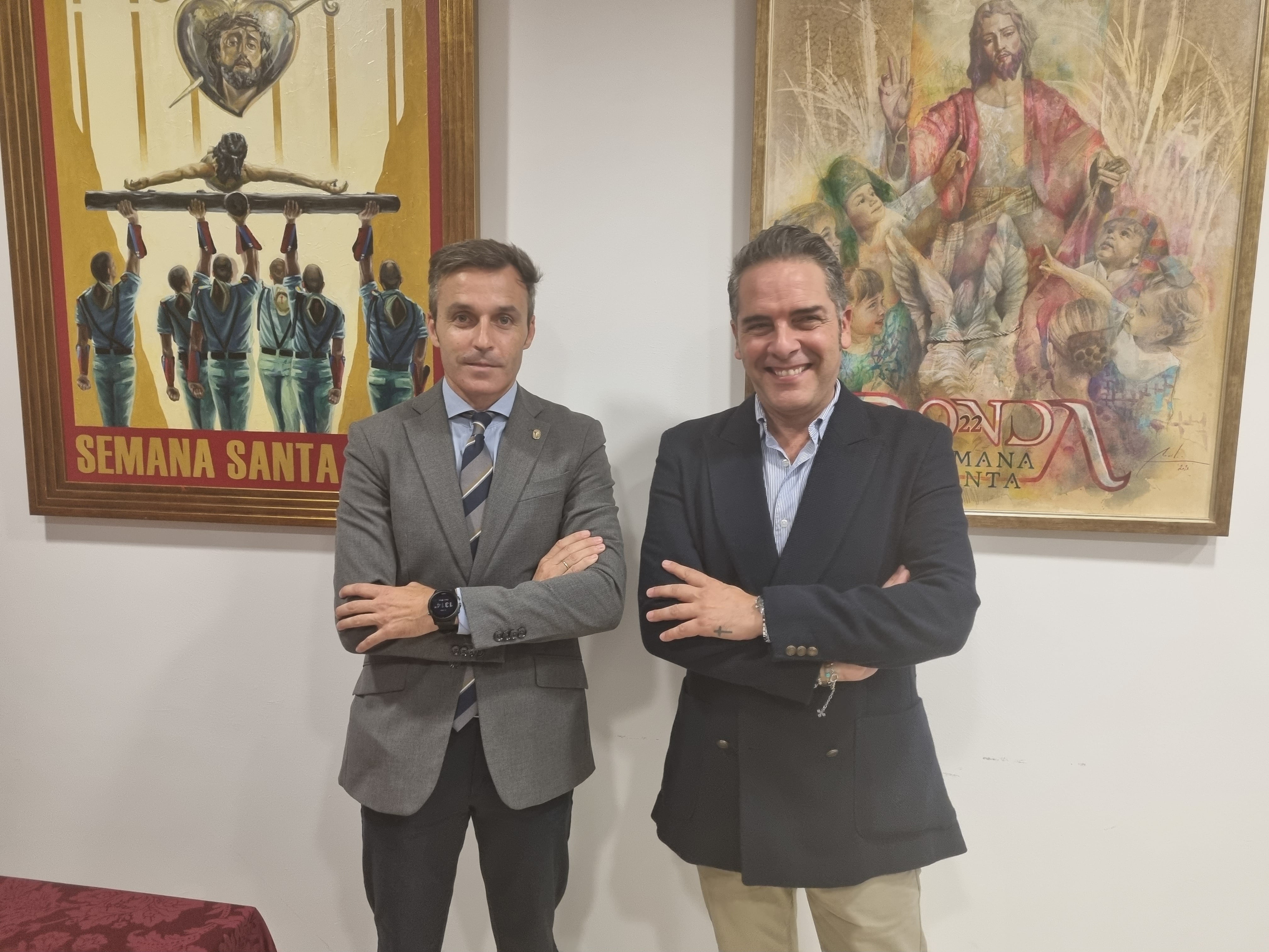 El presidente de la Agrupación de Hermandades y Cofradías de Ronda, Francisco Ruiz Arrocha junto al autor del cartel, José Cabrera Lasso de la Vega