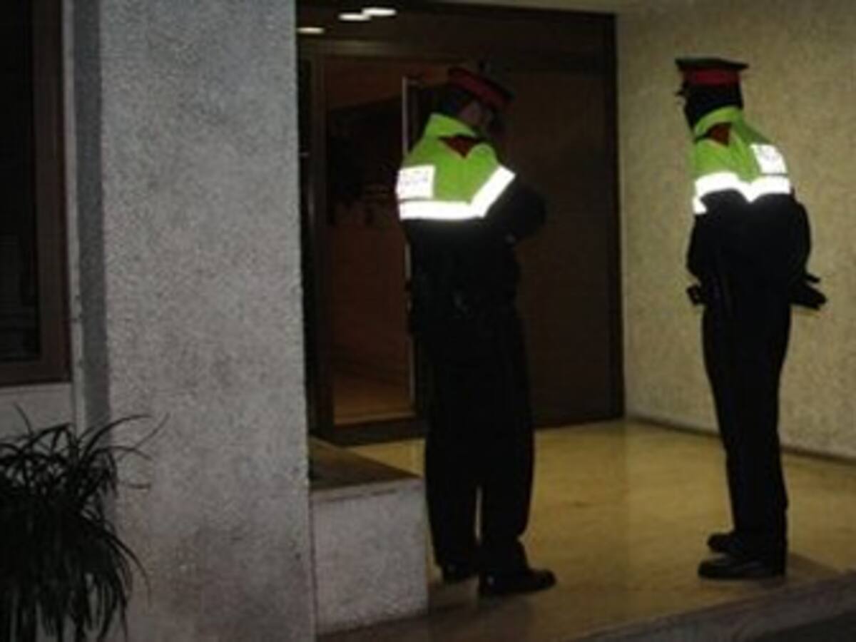 Un hombre mata a su mujer de un disparo en un piso de Barcelona