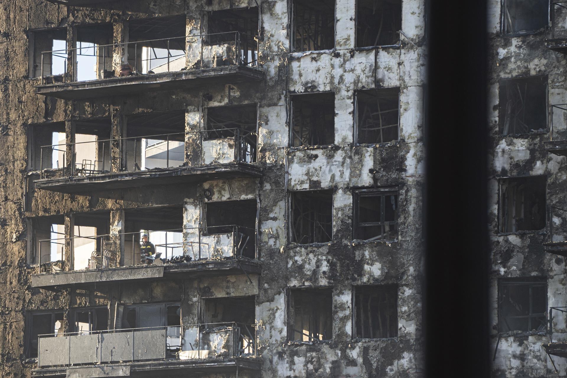 La estructura del edificio incediado en Campanar