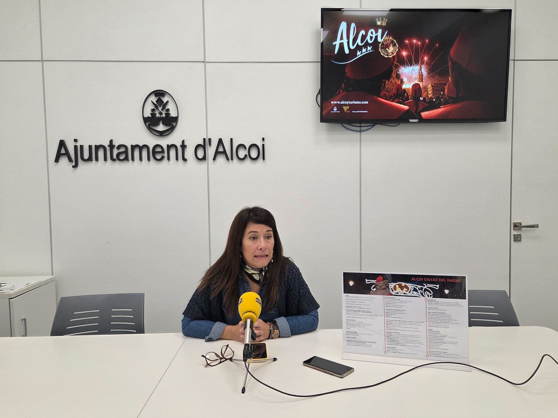 Lorena Zamorano, en el instante que ha explicado lo más destacado de la programación preparada para el Nadal Alcoià