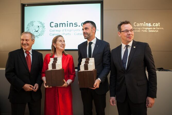 La ministra de Foment, Ana Pastor i el conseller de Territori i Sostenibilitat de la Generalitat de Catalunya, Santi Vila, reben la Medalla Ildefons Cerdà 2014 de la mà del vicedegà del CECCP, Francisco Gutiérrez i del degà del CECCP, Oriol Altisench