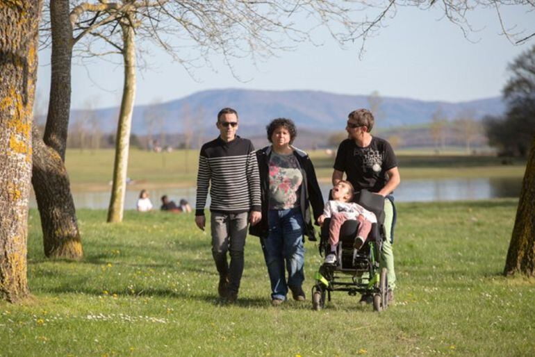 Hektor Llanos, Miriam Ganuza e Uxue y Álvaro Txasko preparados para afrontar el reto que les supone la triatlón.