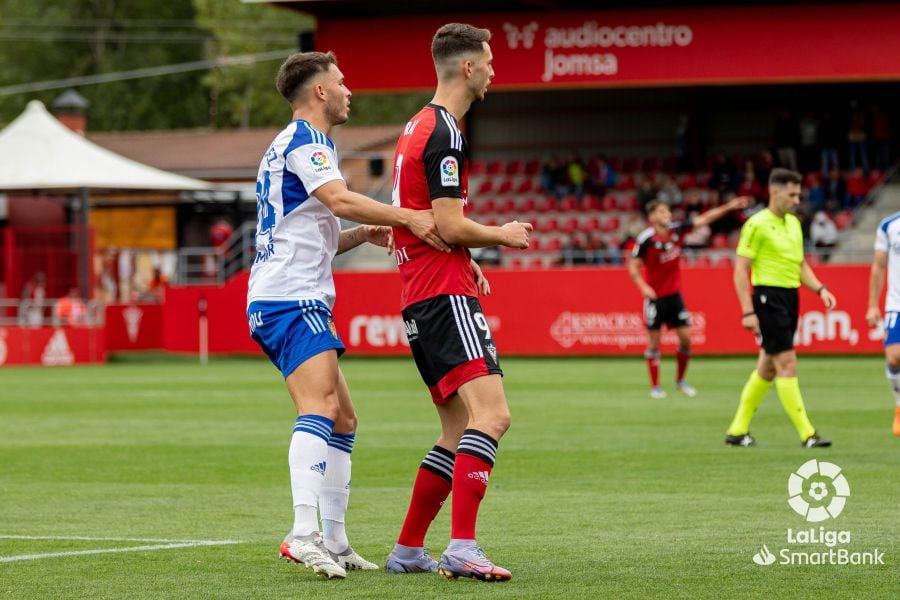 Lluis López defiende un ataque del Mirandés